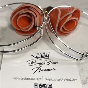 16 Assorted Expandable Wire Bangles